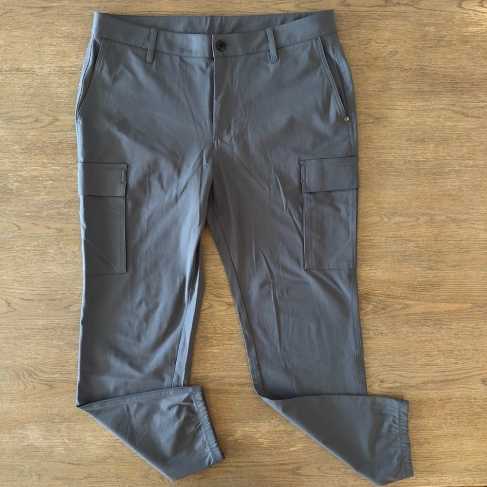 VUORI Men's Meta Cargo Pants-Warm Grey-Sz 34x30-V451-Stretch Performance Jogger
